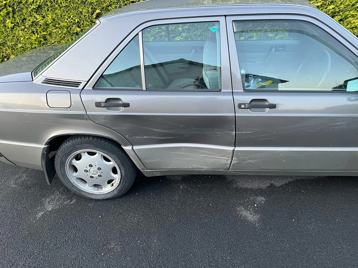 Damaged Mercedes 190 - Image 2
