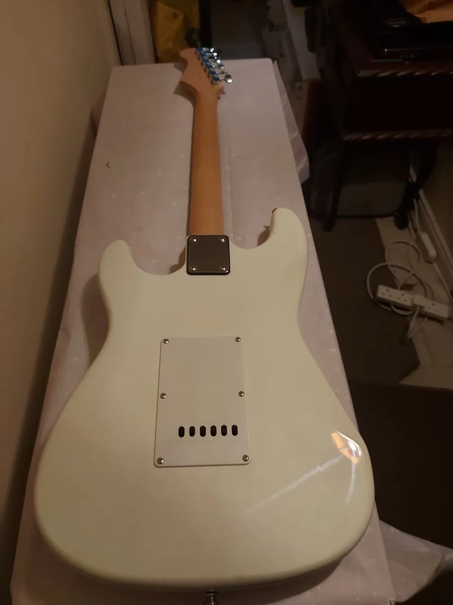 Rocktile Electric Guitar and AMP Set new condition - Image 3