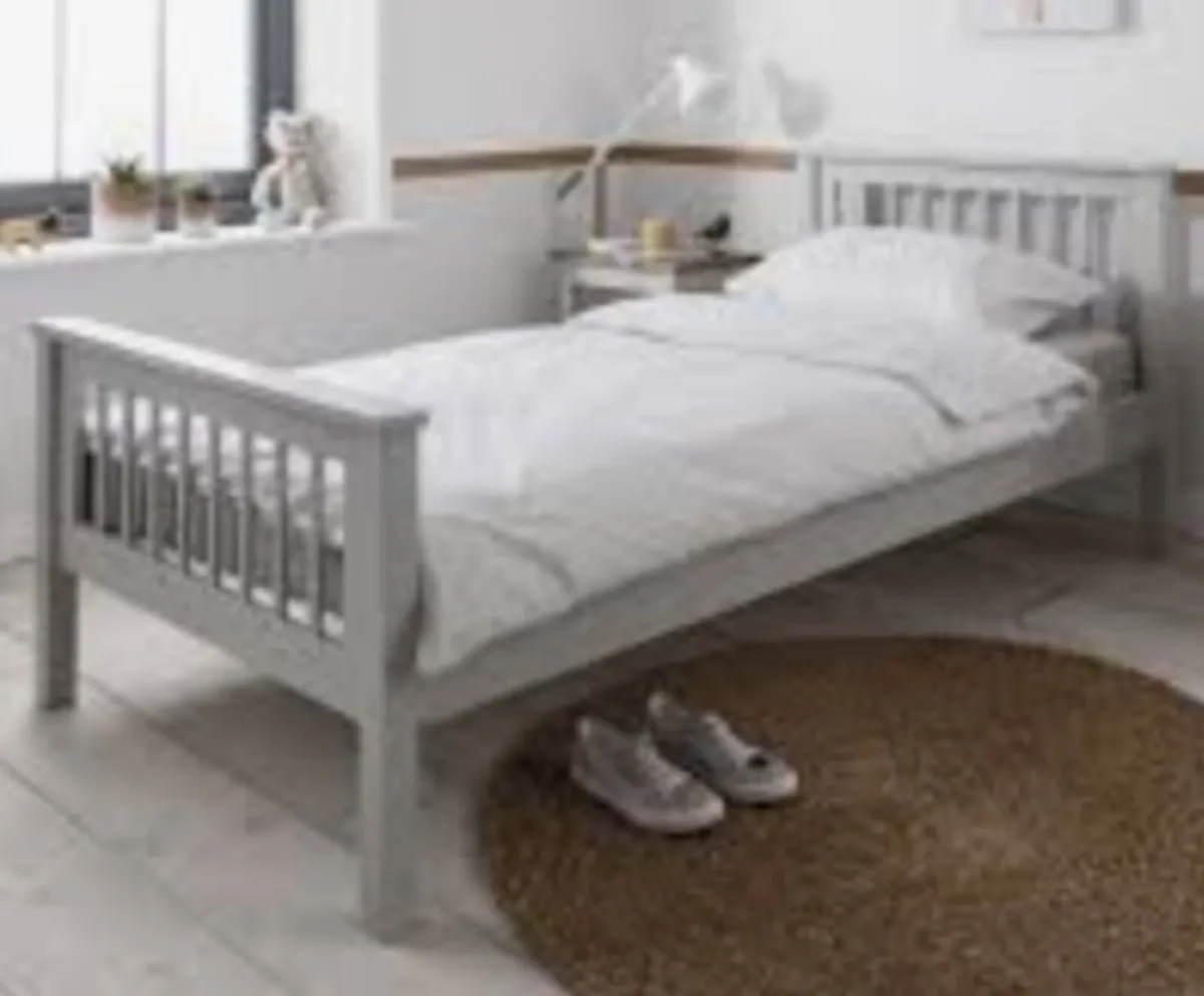 Single pine bed