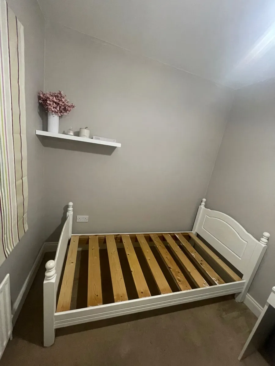 Single bed white solid wood frame - Image 1