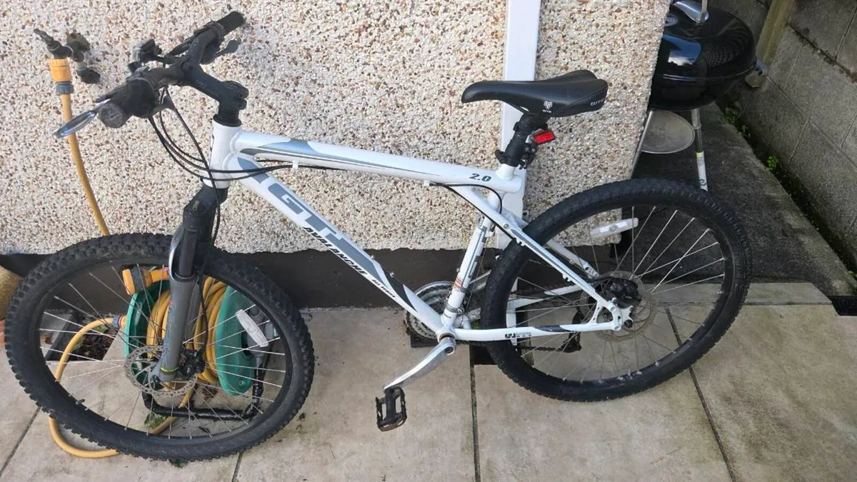 GT Avalanche 2.0 Mountain Bike - Hydraulic Brakes - Image 1