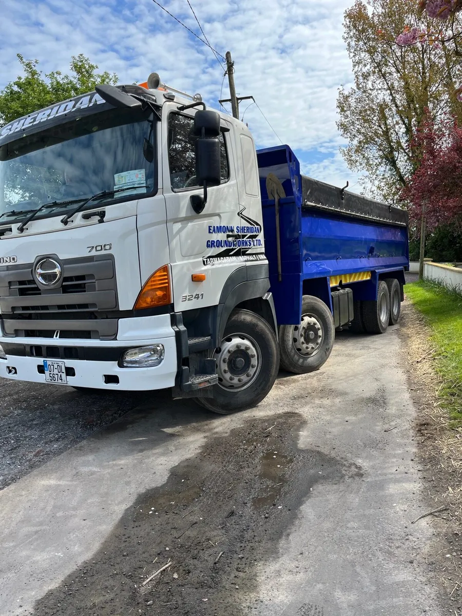 Hino 700 - Image 1