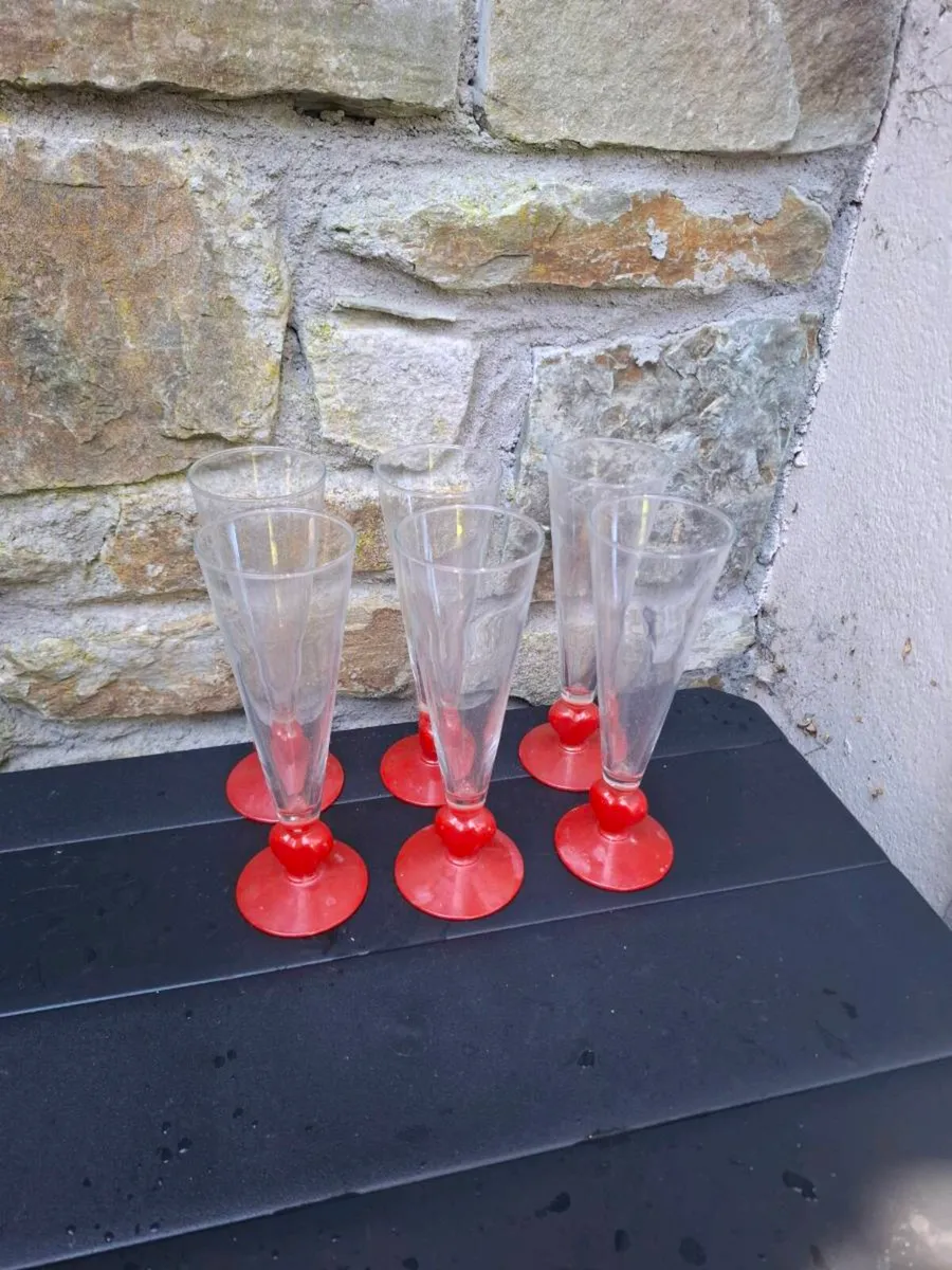6 champagne glasses - Image 1