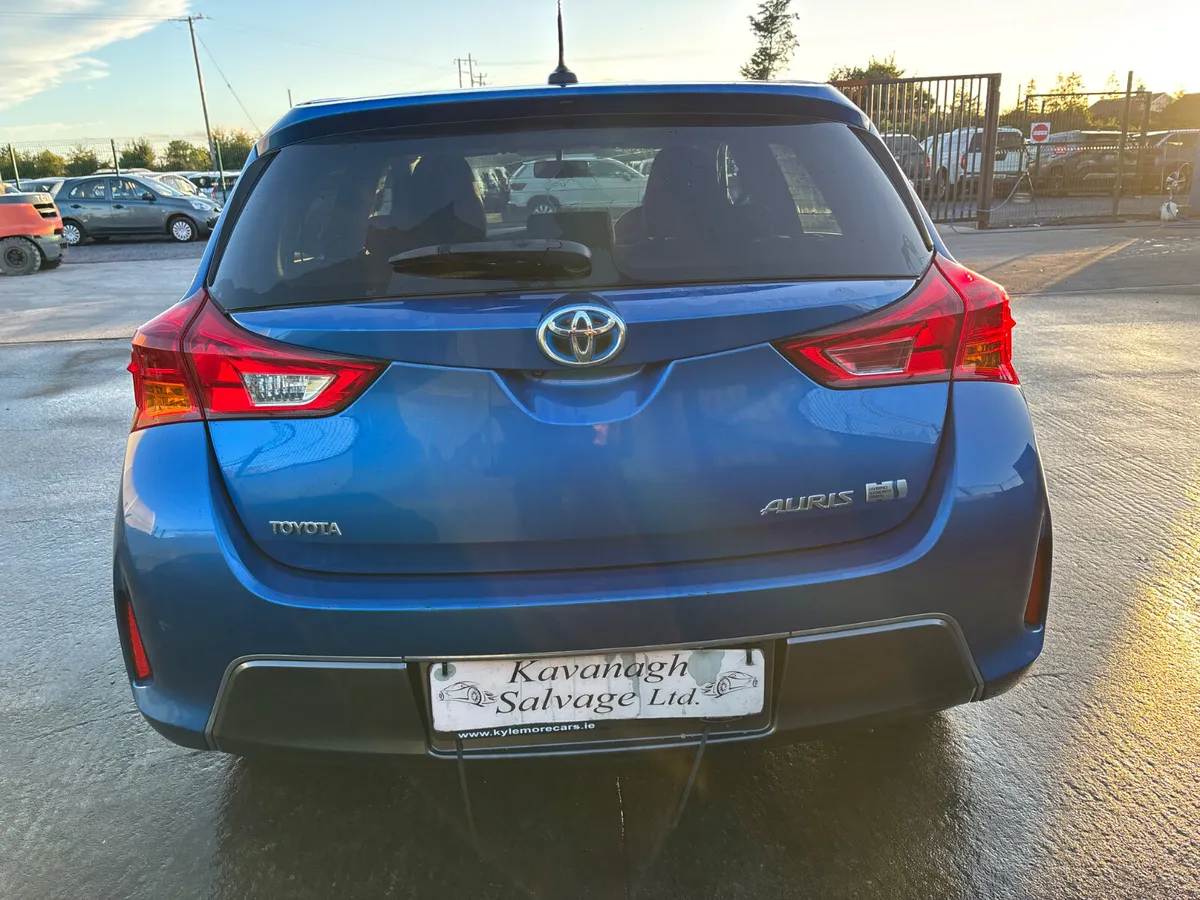 2015 Toyota Auris Hybrid very light damage - Image 4