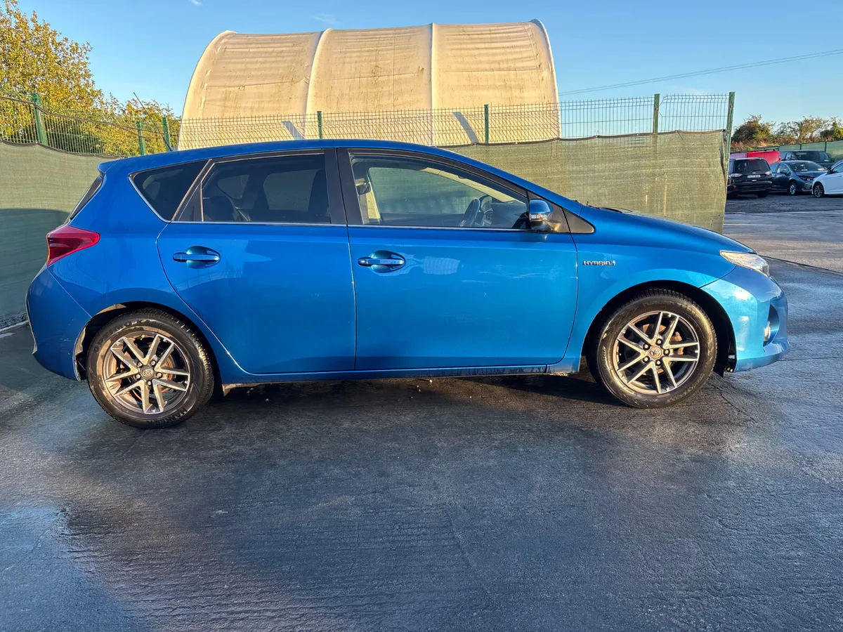 2015 Toyota Auris Hybrid very light damage - Image 1