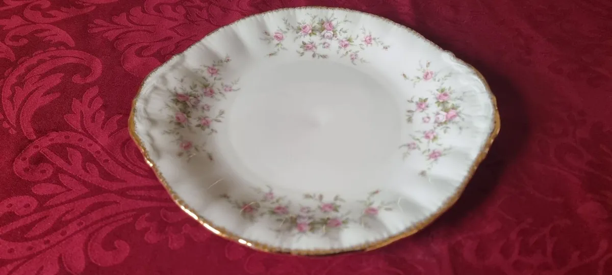 3Pc. Royal Albert/Paragon Victoriana Rose Cake Set - Image 3