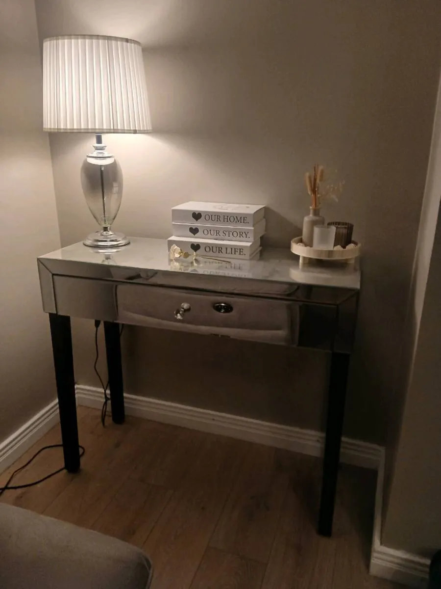 Console table 
Condition like new - Image 2