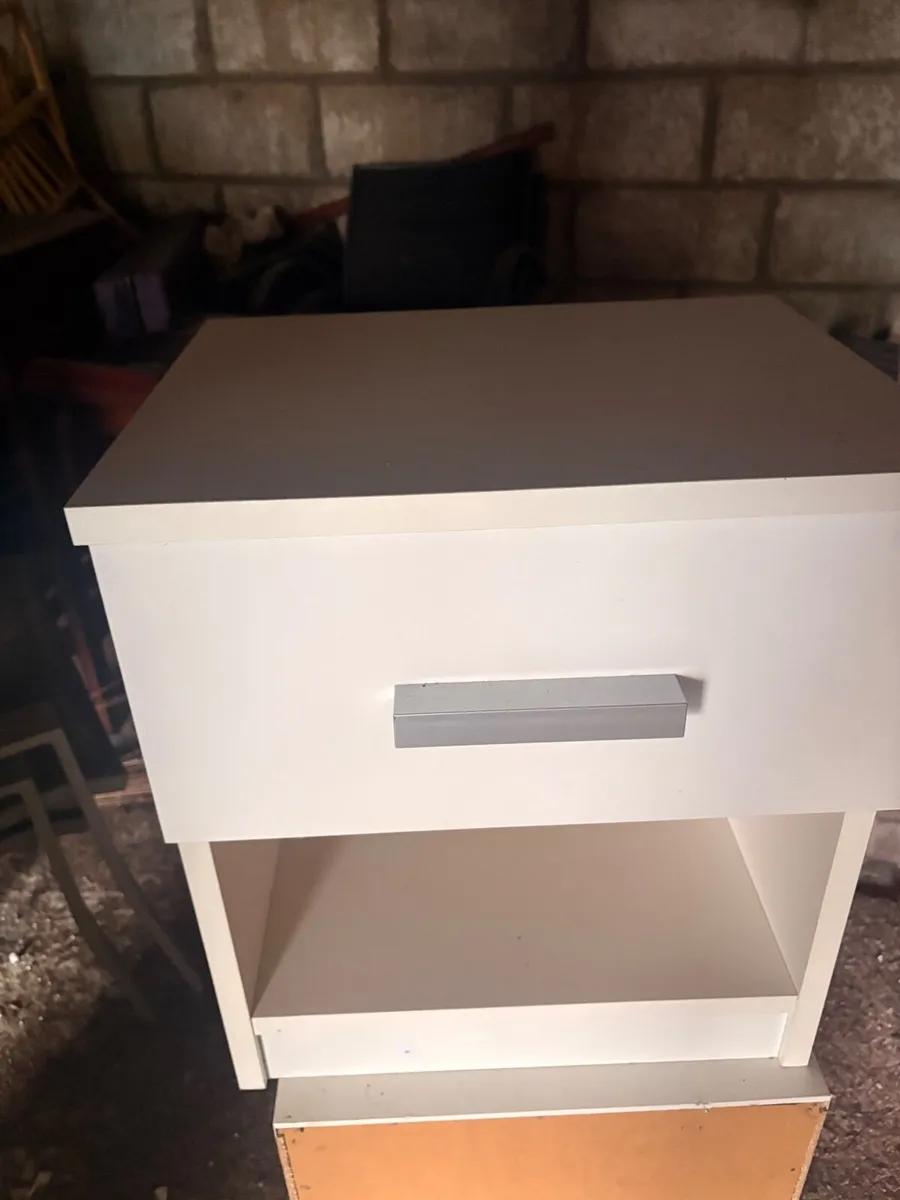 White lockers - Image 1