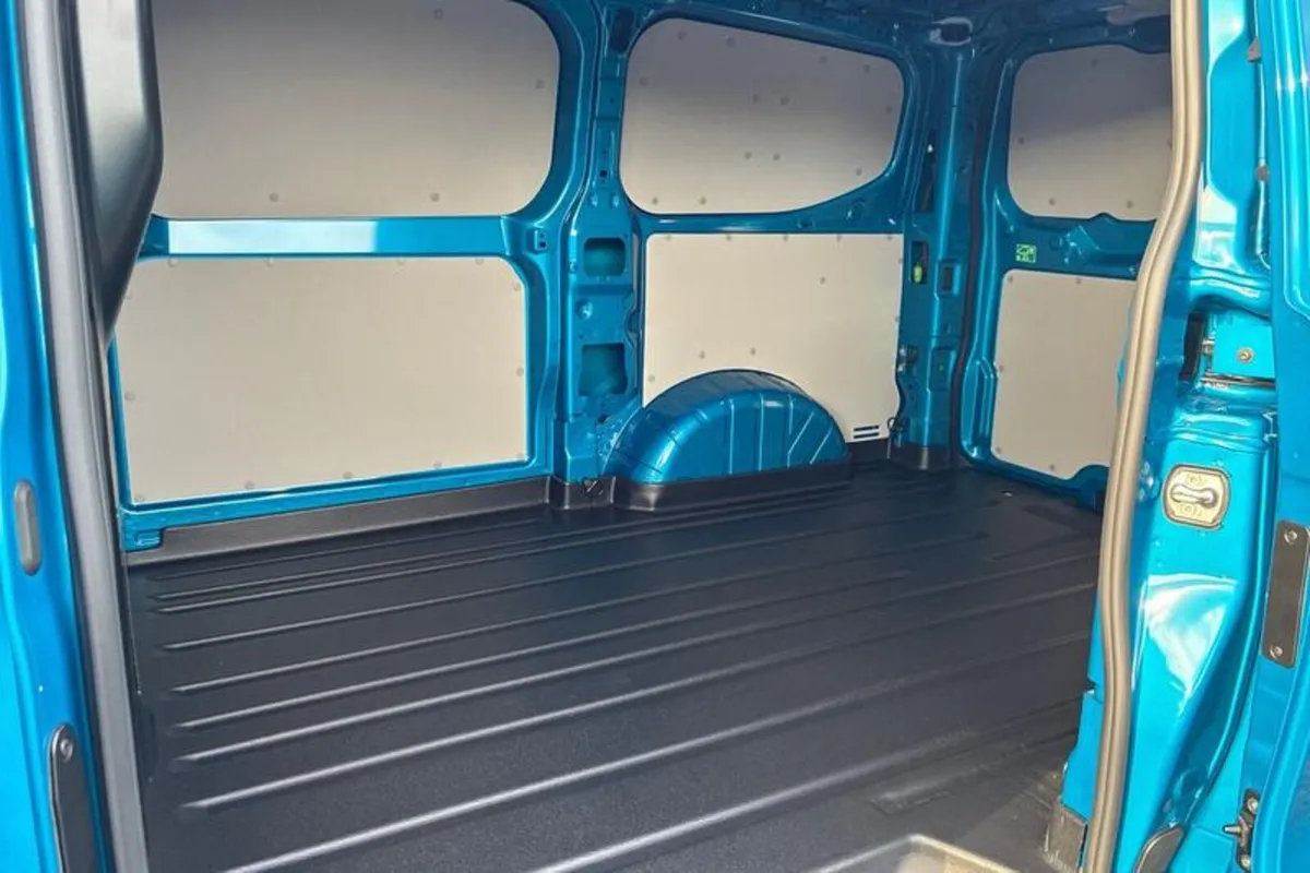 Ford Transit Custom 2.5 320 Duratec 11.8kWh Sport - Image 4