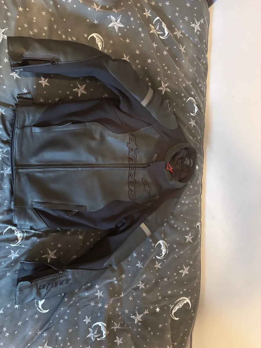 Alpinestars men’s missile v3 leather jacket - Image 1