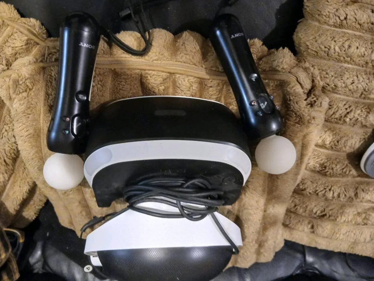 VR headset with 2 PS Move controllers - Image 1