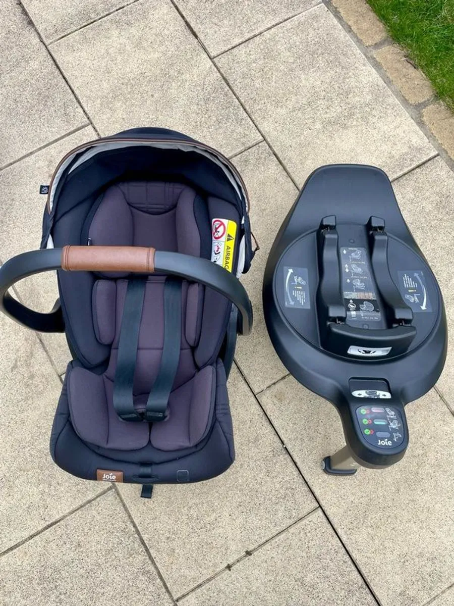 Infant car seat & base - Image 1