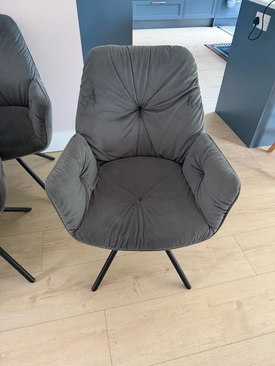 6 dining chairs for sale (2 carvers and 4 chairs) - Image 2