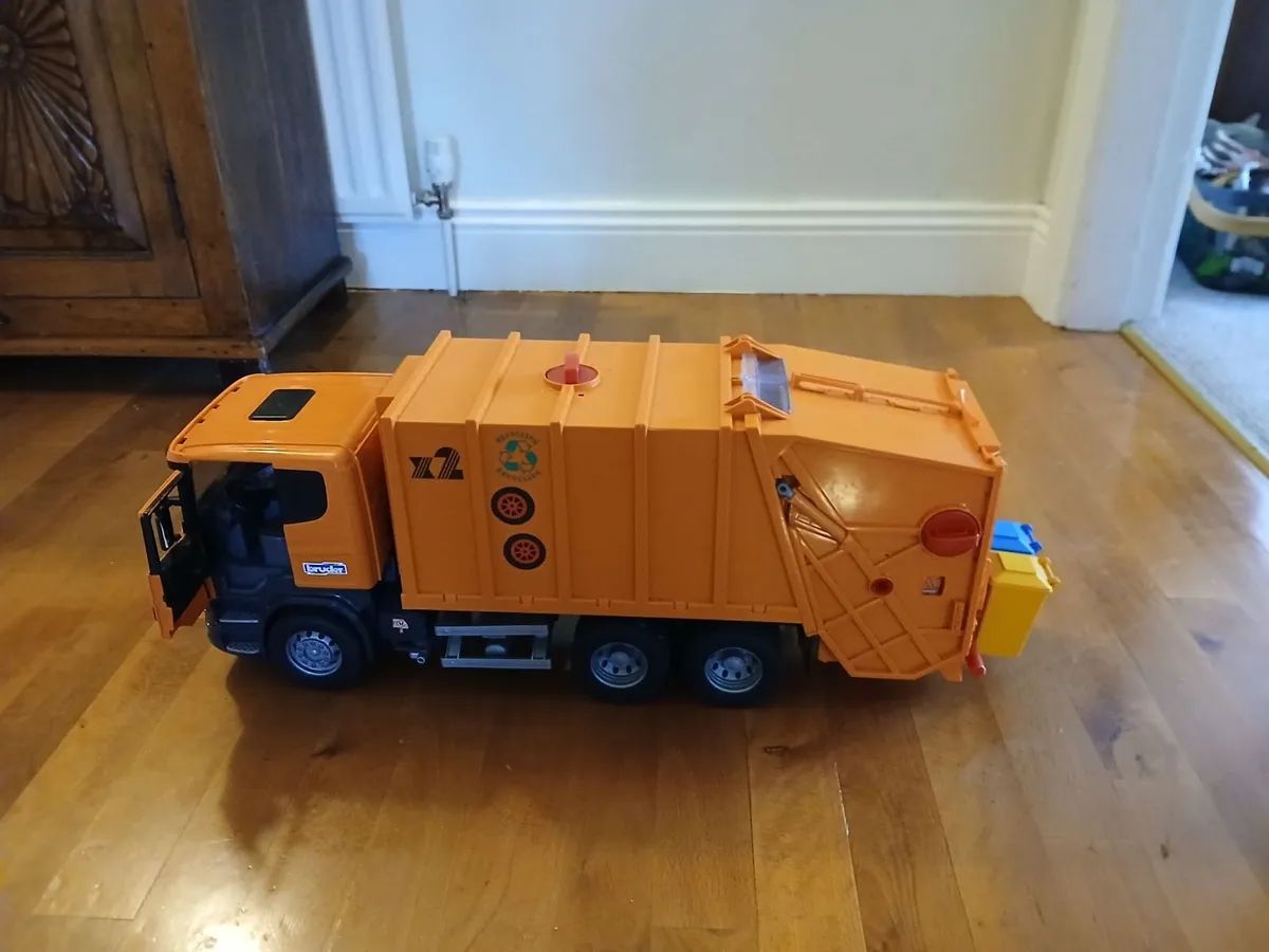 Large crane and bin truck - Image 2