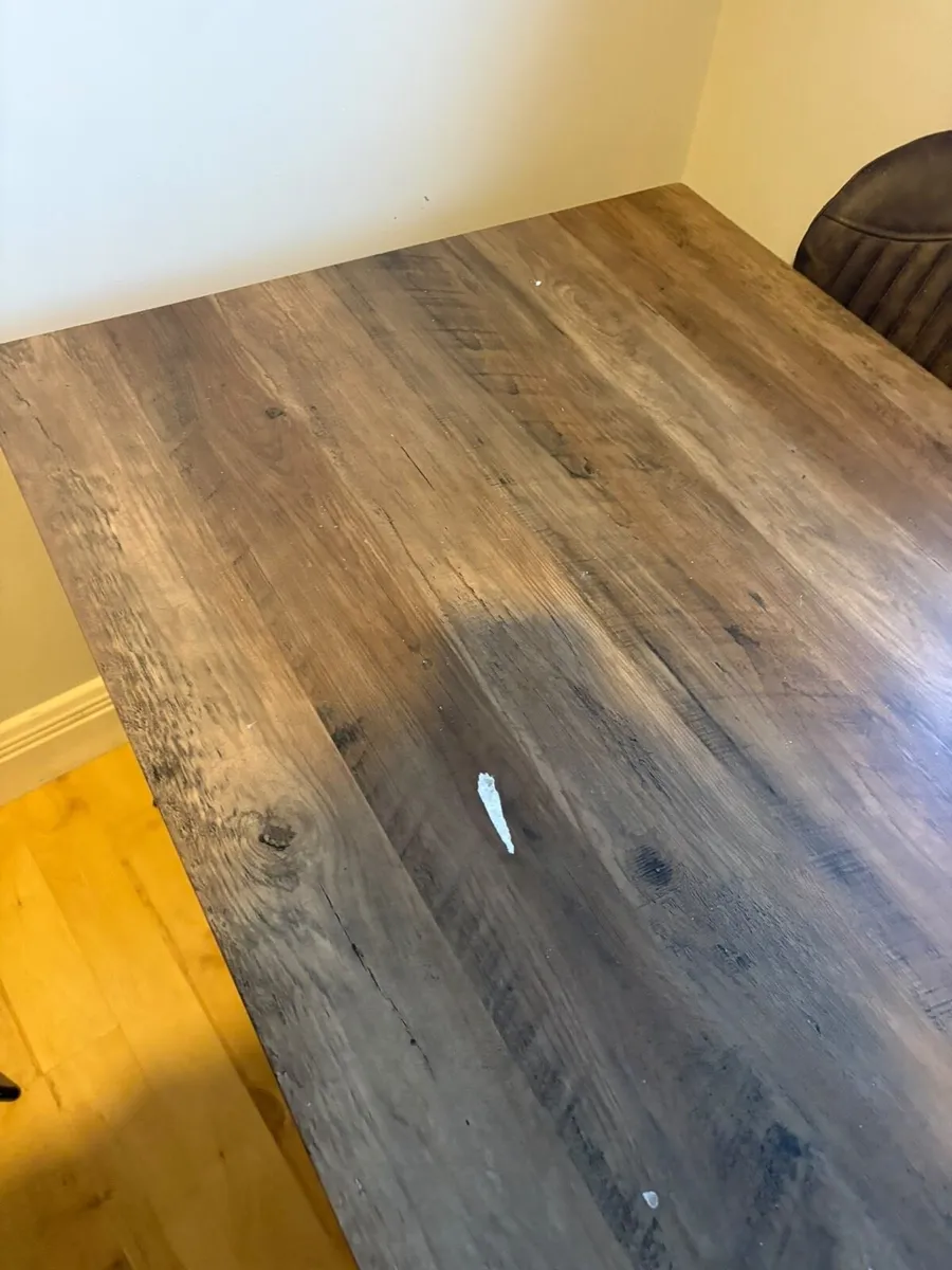 Table and chairs - Image 2