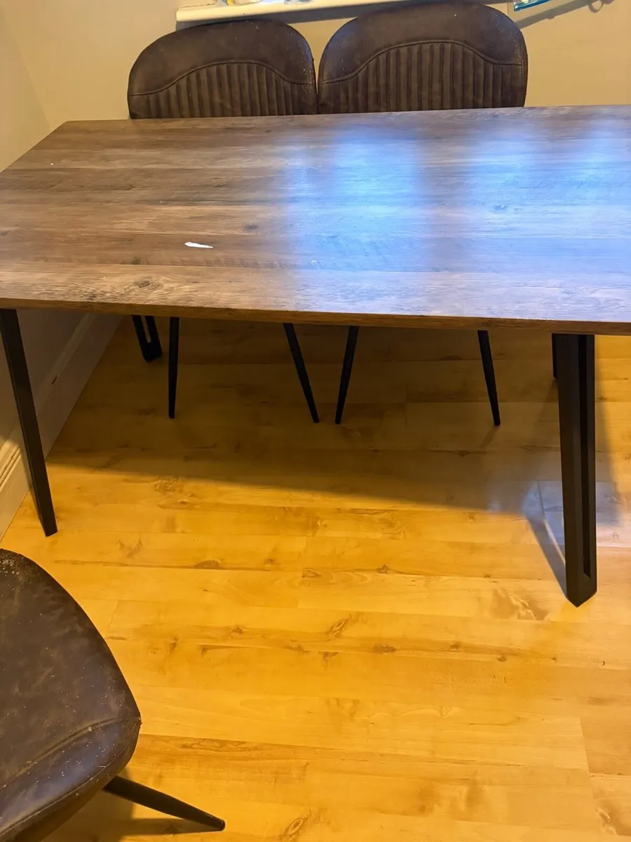 Table and chairs - Image 3