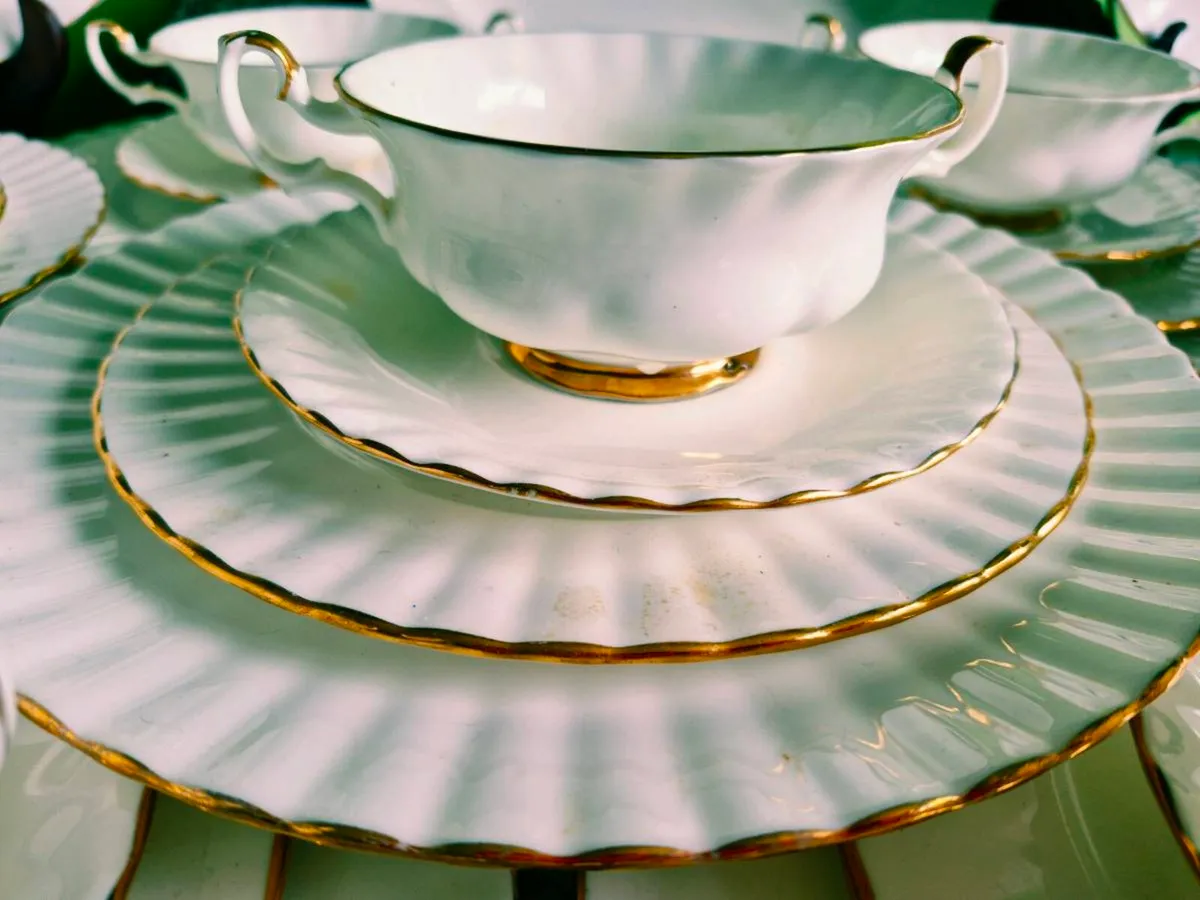 Royal Albert 71 pce dinner service - Image 1