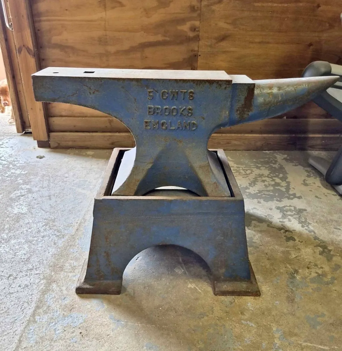 5CWT. 254kg J BROOKS ANVIL & STAND