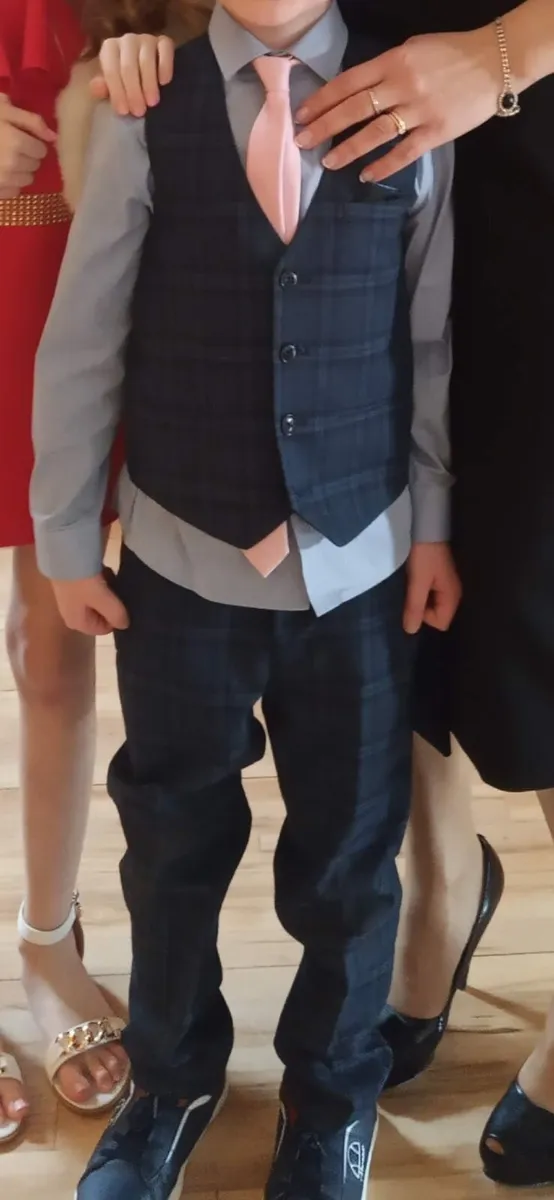 Boy's suit - Image 1
