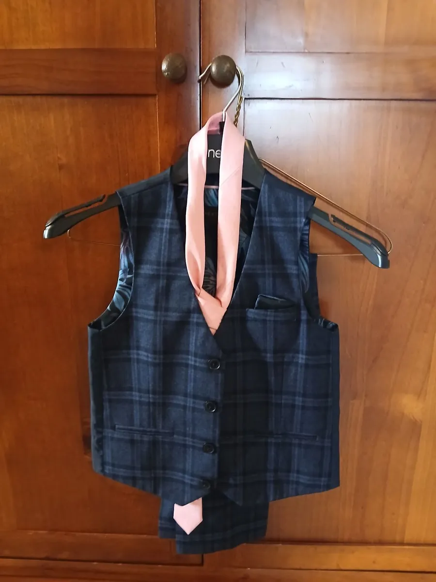 Boy's suit - Image 2