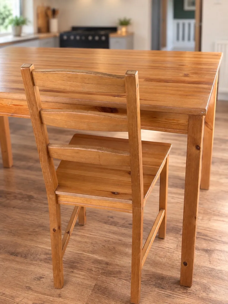 Table and chairs - Image 1