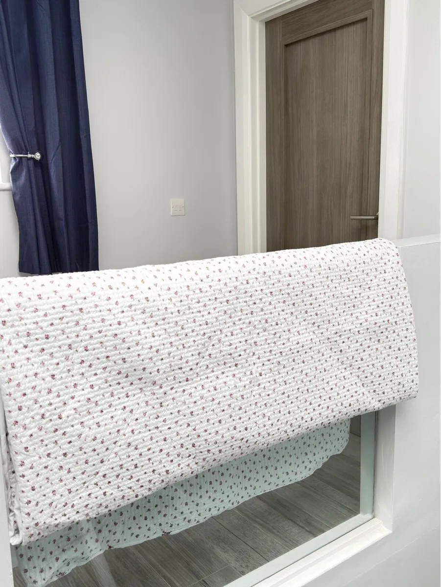 Superking Duvet Set / Quilted Pinsonic Look - Image 1