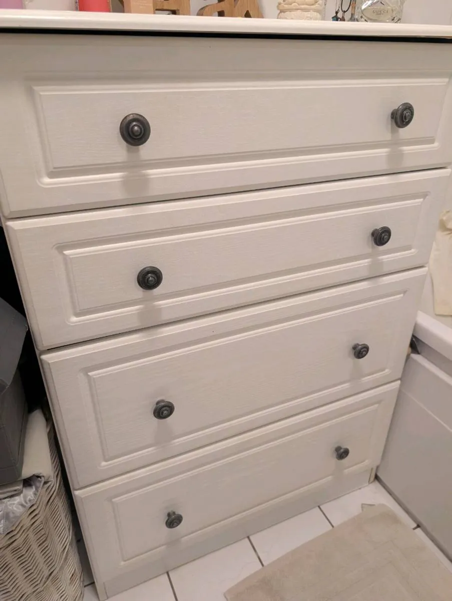 Chest of drawers