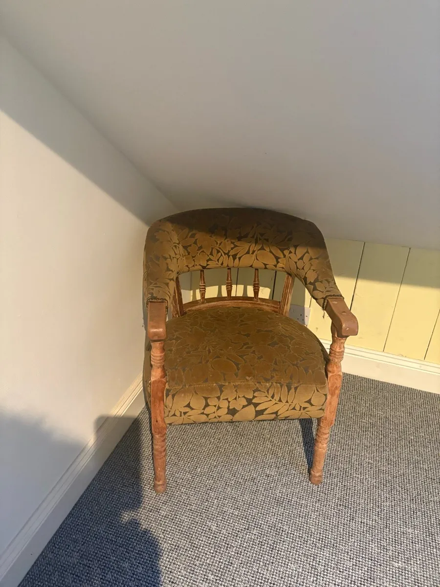 Antique tub chair