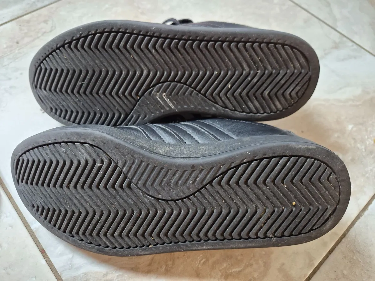 Kids Adidas trainers. UK5 - Post - Image 3