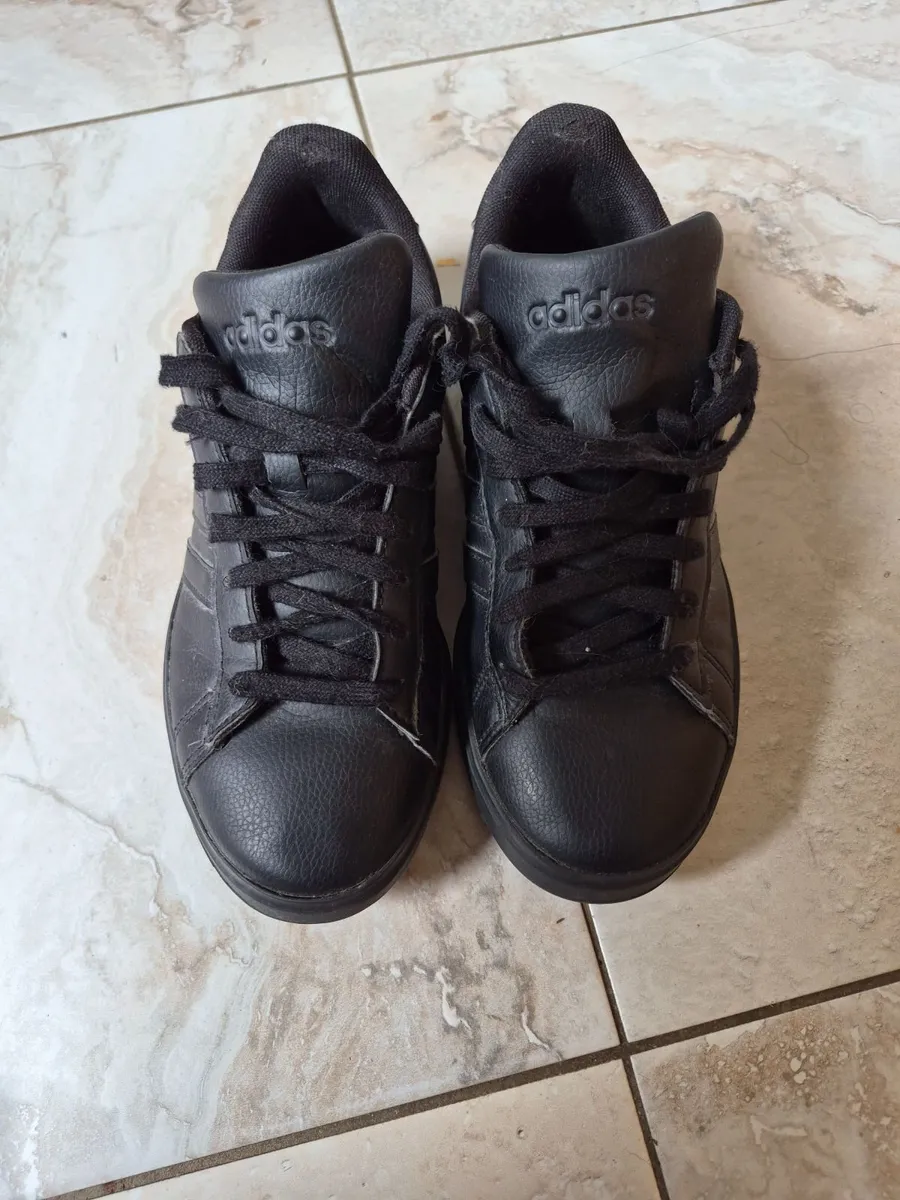 Kids Adidas trainers. UK5 - Post - Image 1