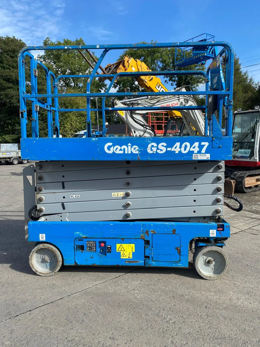 2012 GENIE GS4047 46FT NARROW ELECTRIC SCISSOR - Image 3