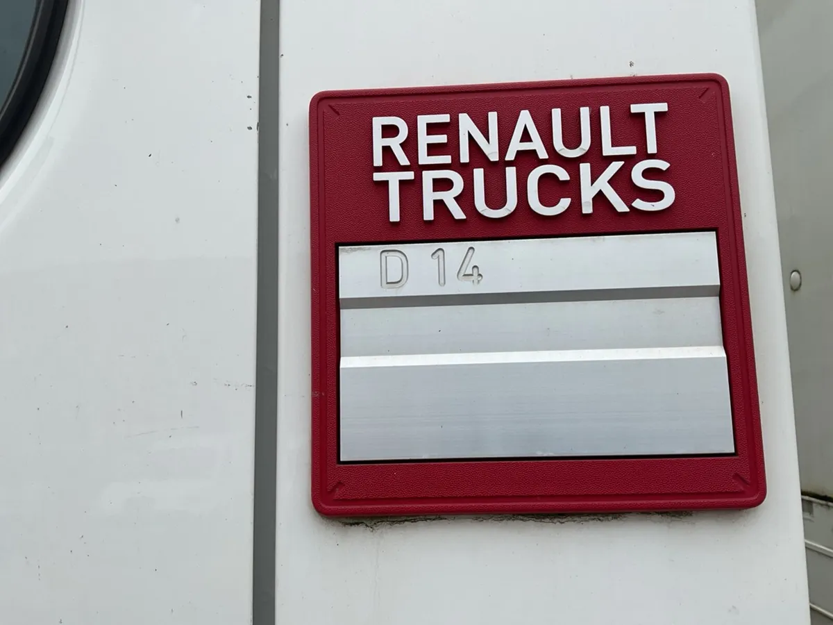 2016 Renault D14 4x2 Curtainsider - Image 4