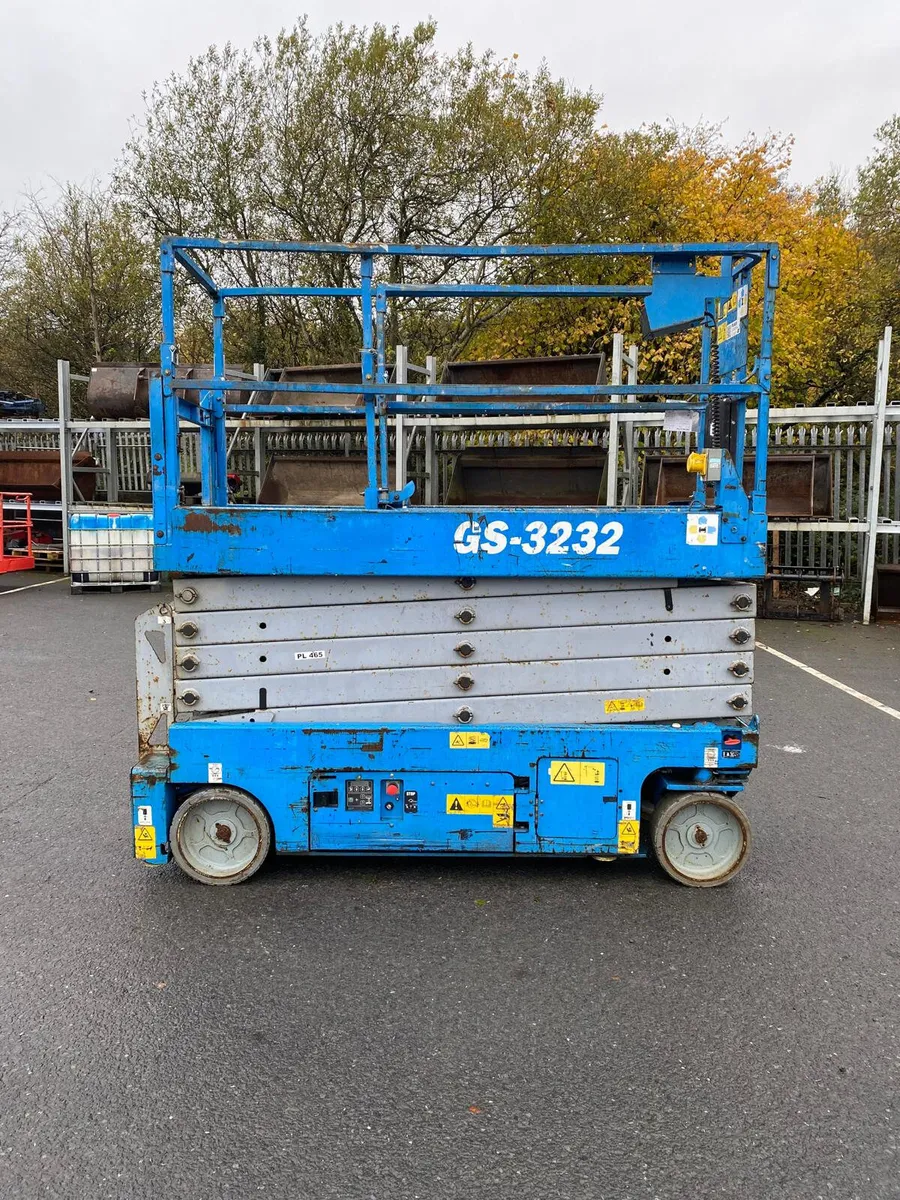 2014 GENIE GS3232 38FT NARROW ELECTRIC SCISSOR - Image 1