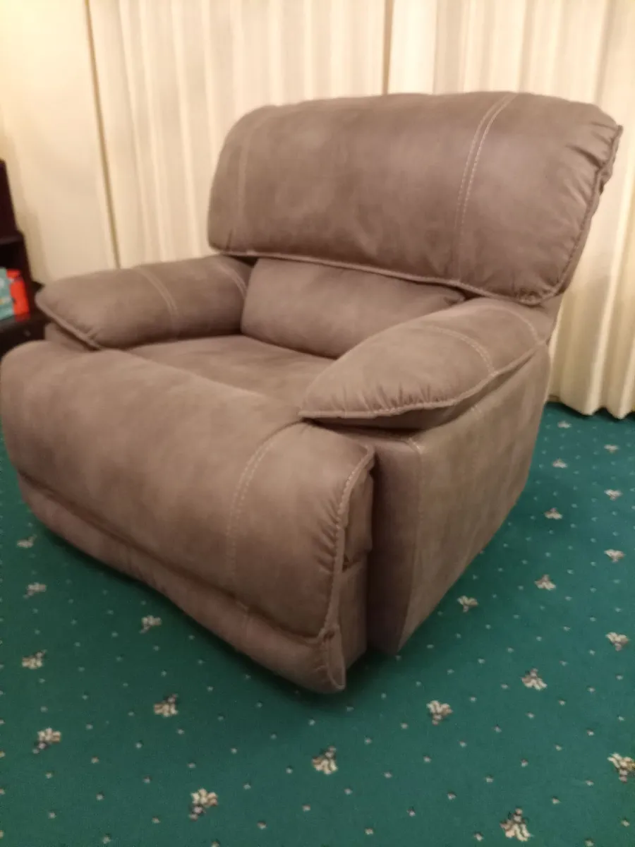 Armchair Recliner. - Image 1