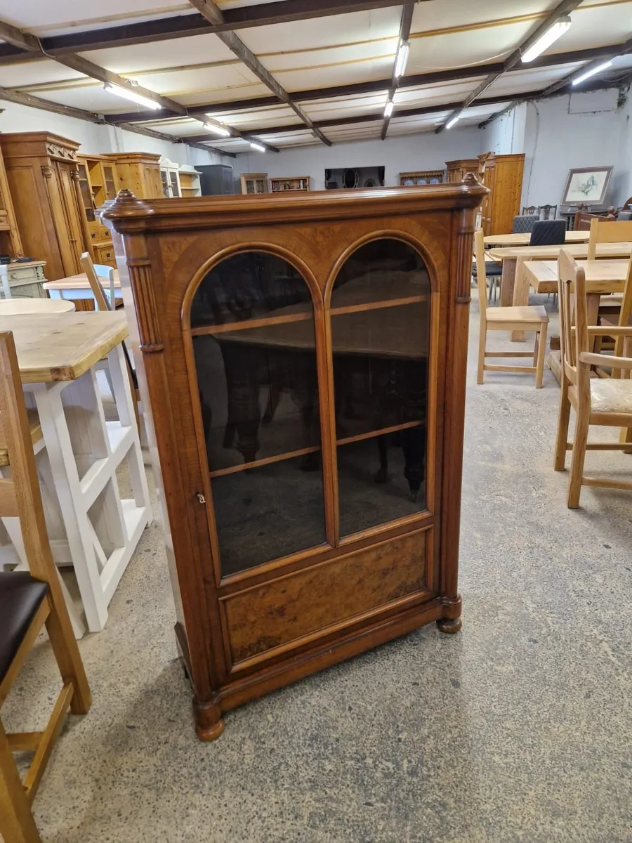 Early 1900s walnut display cabinet - Image 1