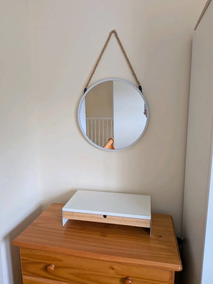 Round Wall Mirror with Natural Rope Hanging Strap