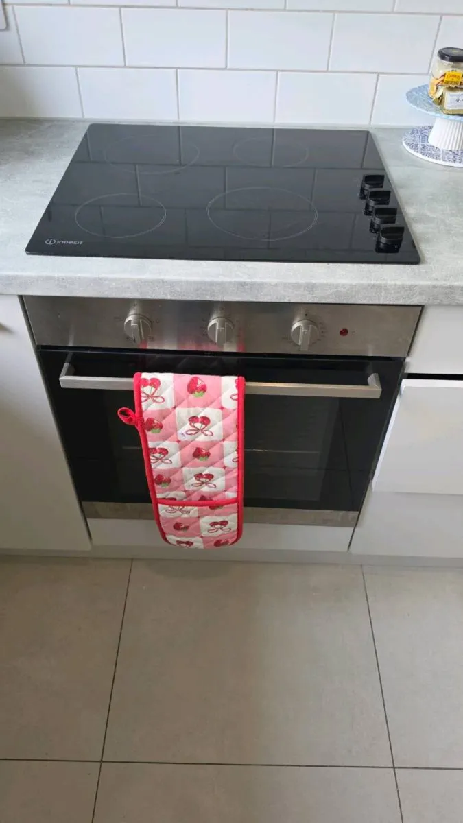 Built-in Oven & Ceramic Hob - Image 1
