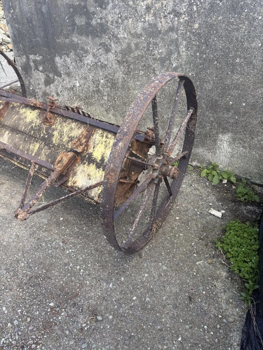 Vintage Manure Spreader - Image 2
