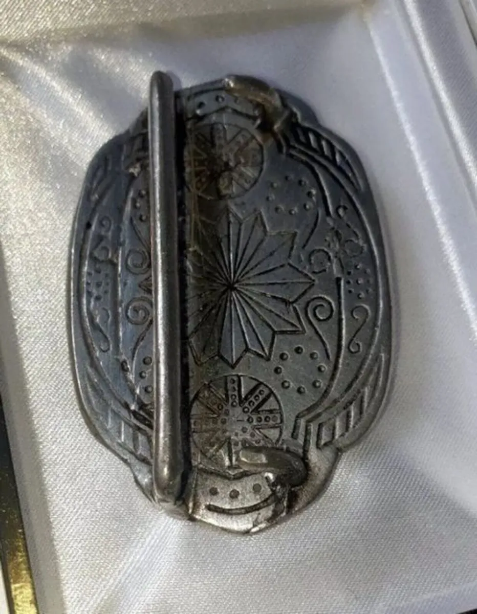 Pristine Vintage Ornate Silver Belt Buckle - Image 4
