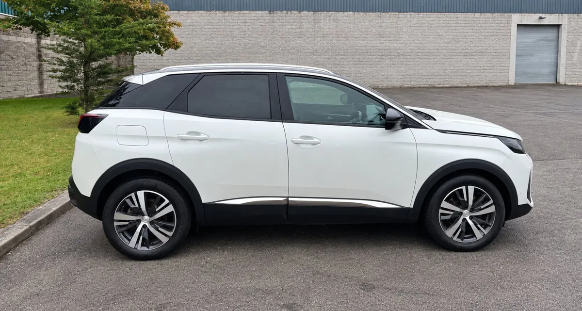 2023 Peugeot 3008 AUTOMATIC Commercial - Image 2