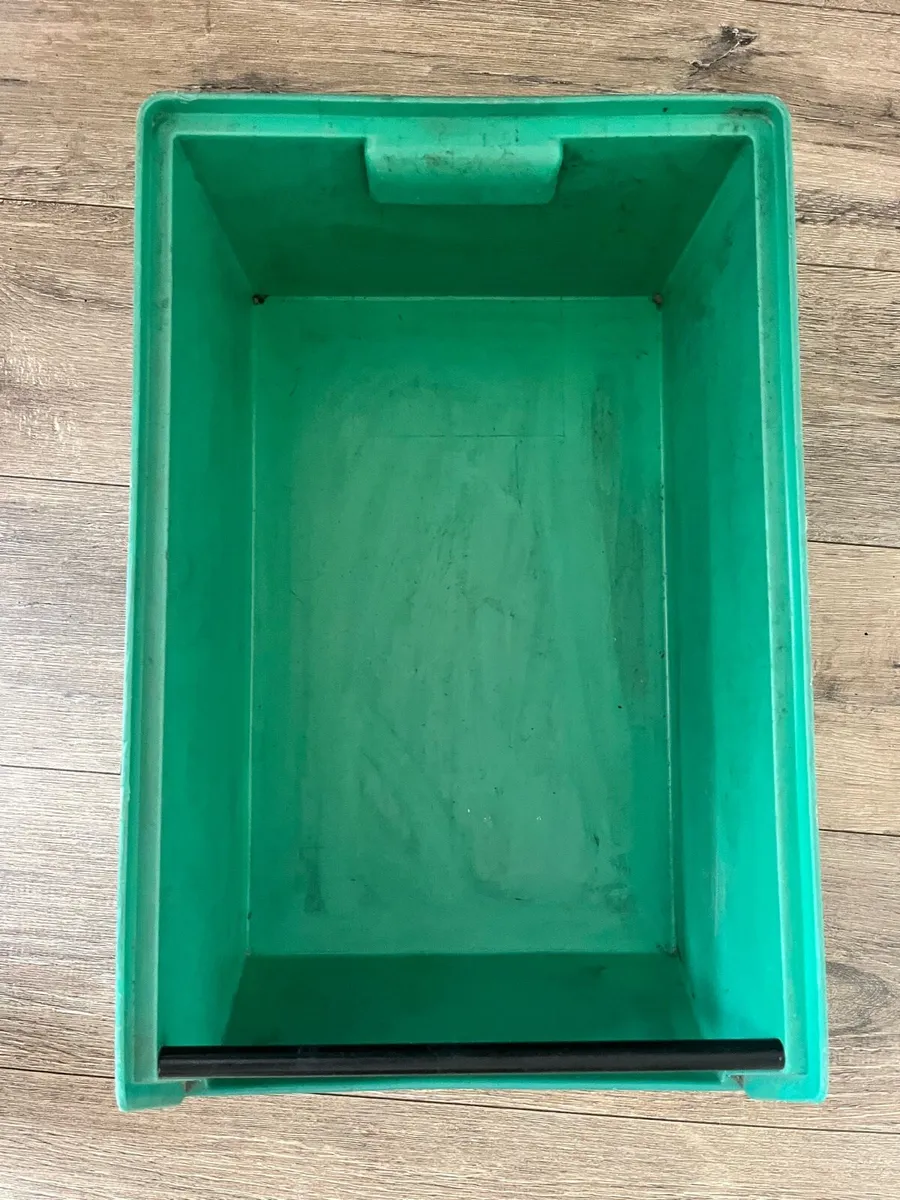 7 hard plastic boxes - Image 3