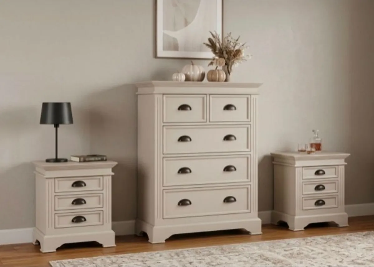 Chest of drawers and bedside lockers - Image 1