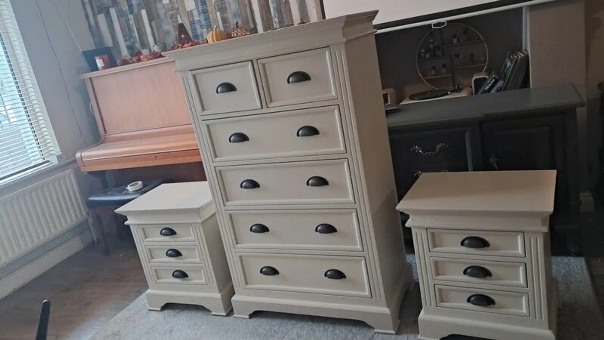 Chest of drawers and bedside lockers - Image 2