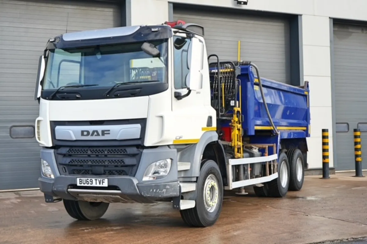 2019 DAF CF370 6X4 TIPPER GRAB - Image 3