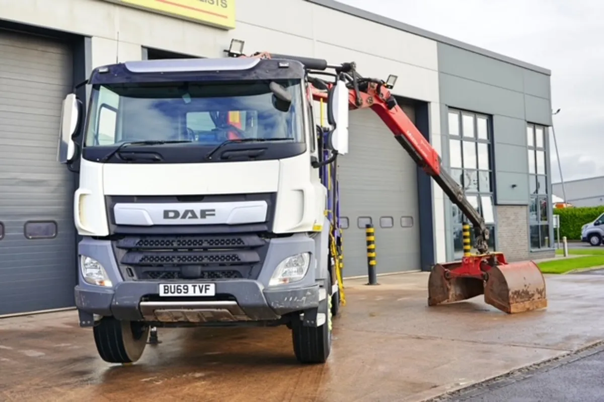 2019 DAF CF370 6X4 TIPPER GRAB - Image 2