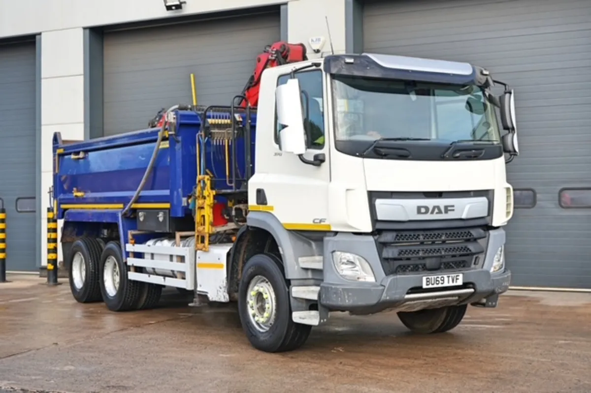 2019 DAF CF370 6X4 TIPPER GRAB - Image 1