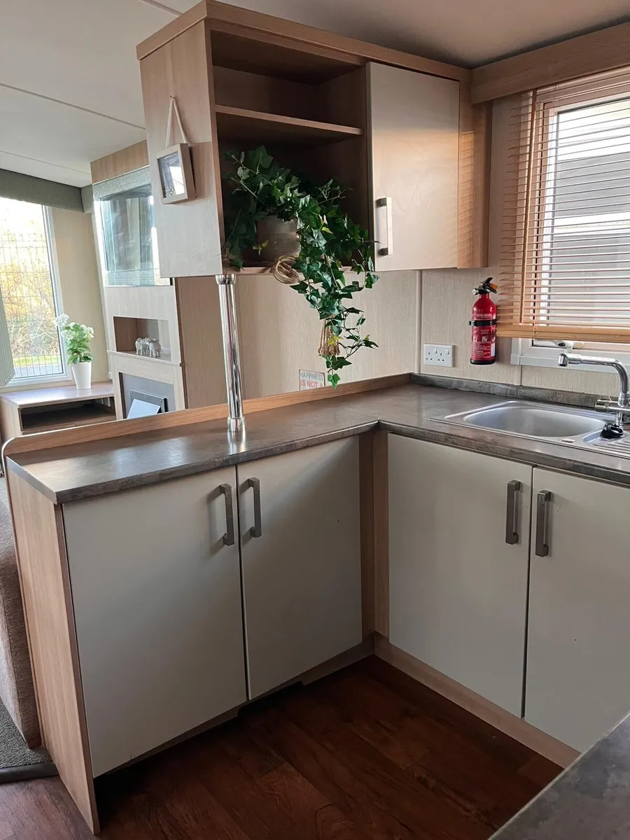 Swift Bordeaux 3 bed mobile home - Image 2