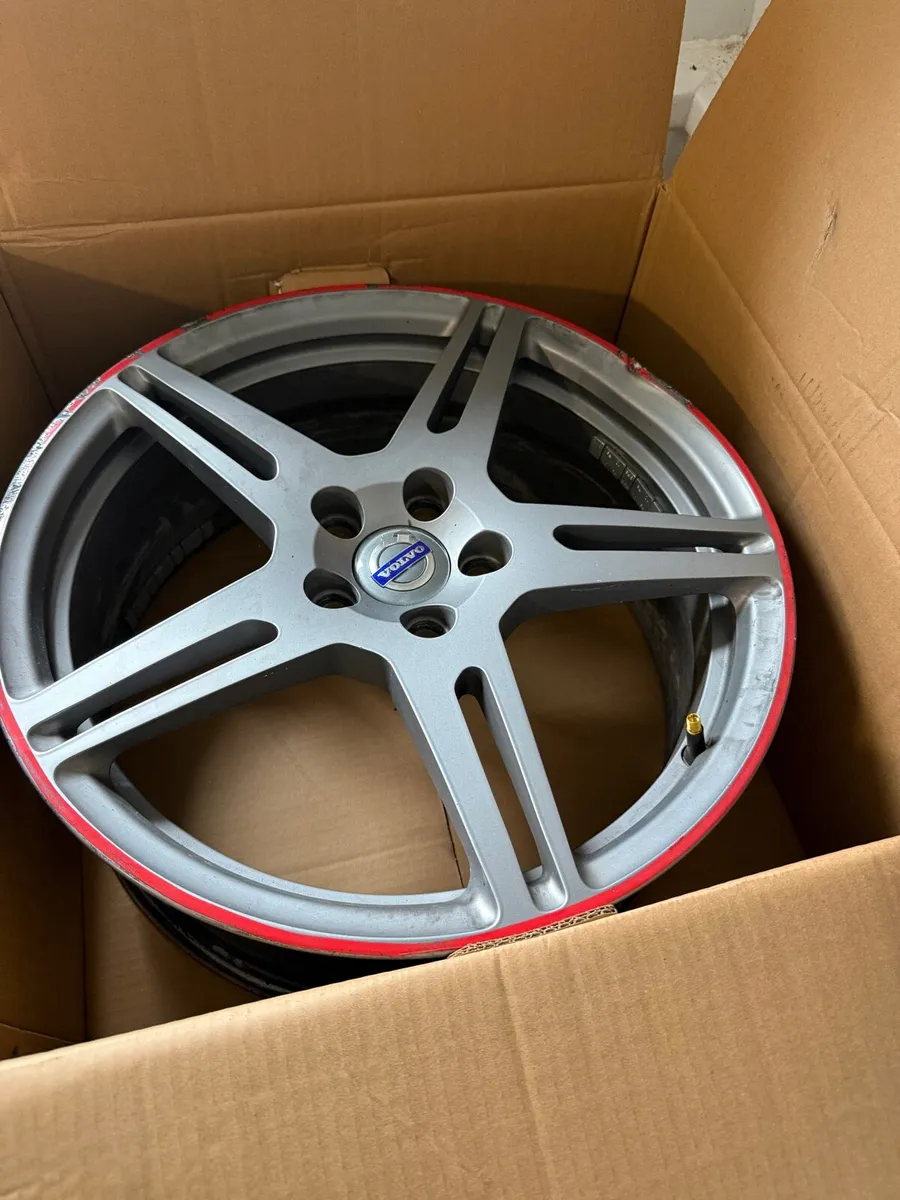 4 18’’ alloys one is slightly damaged - Image 1