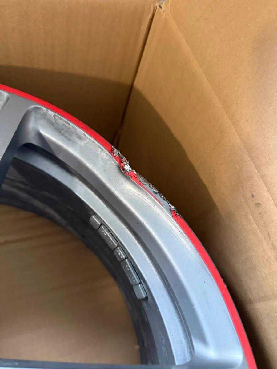 4 18’’ alloys one is slightly damaged - Image 2