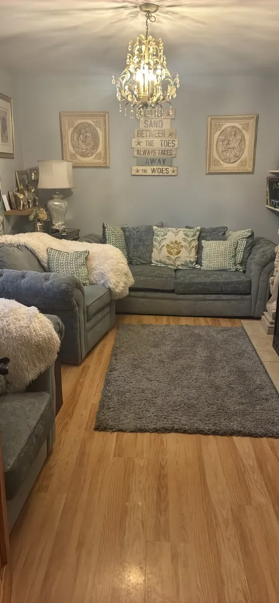 3 seater sofa and 2 chairs - Image 1